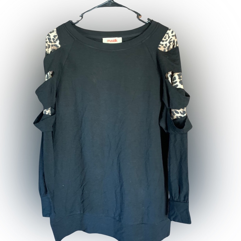 NWOT Mazik Black Top with Cheetah S